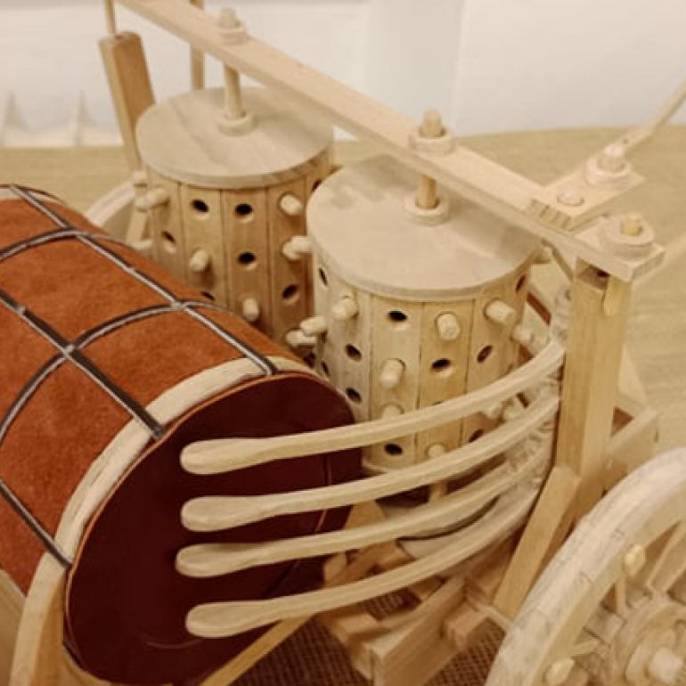 Model mechanického bubnu Leonarda da Vinci na výstavě v Brně