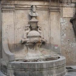 Fontána s Nostradamovou bustou v rodném městě Saint Rémy de Provence