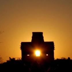 Východ Slunce pyramidou v Chicen - Itza